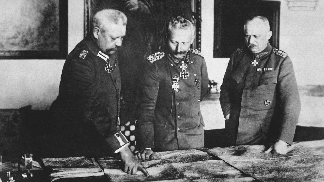 Hindenburg und Ludendorff sind zu dieser Zeit längst Kriegshelden. In der Schlacht von Tannenberg besiegen sie Ende August 1914 die russischen Truppen, die in Ostpreußen einmarschiert waren.