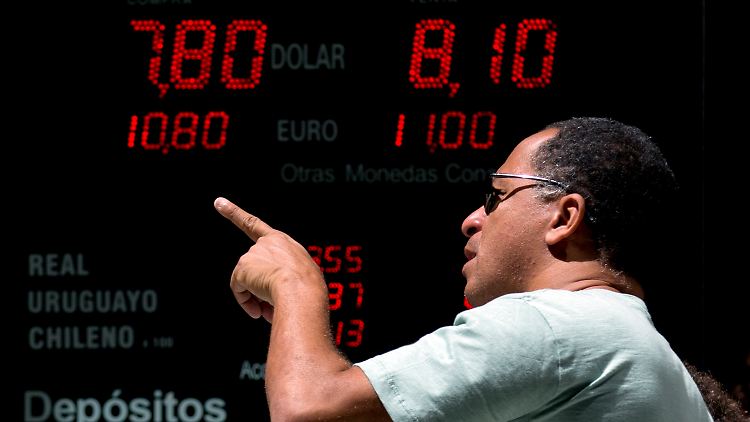 Der argentinische Peso verliert zum Dollar und zum Euro deutlich an Wert.