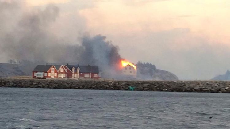 Alarm in Norwegen: Die abgelegene Lage und die Witterungsbedingungen erschweren die Löscharbeiten.