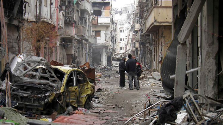 Noch immer harren Tausende Menschen in der Stadt Homs aus, die von Rebellen gehalten und von der Regierungsarmee belagert wird.