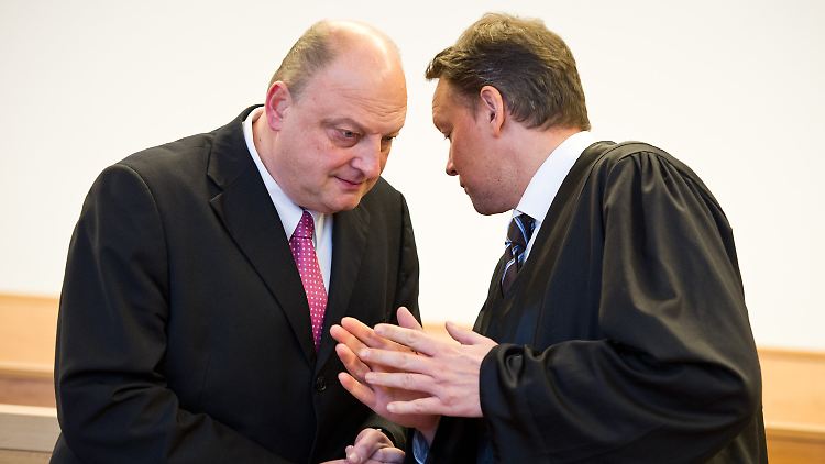 Olaf Glaeseker (l.) mit seinem Anwalt Guido Frings.