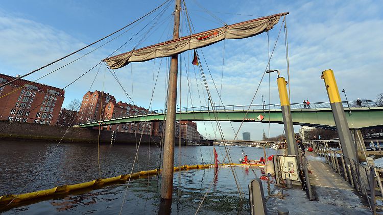 Nur der Mast der gesunkenen Kogge ragt noch aus dem Wasser.