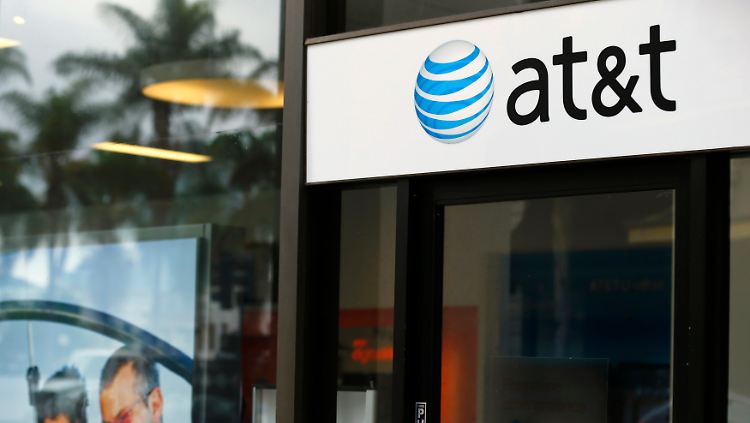 2014-01-28T214519Z_215984894_TM4EA1S0UQN01_RTRMADP_3_ATT-EARNINGS.JPG7802061837606118432.jpg