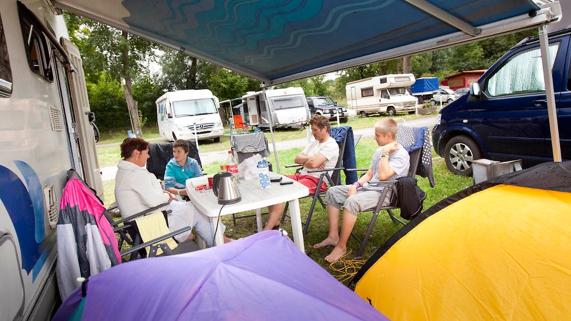 In Deutschland ist es günstiger als in Dänemark: Familie aus Dänemark auf einem Campingplatz in Frankfurt am Main.