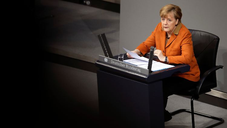 Erstmals hält Merkel ihre Regierungserklärung im Sitzen.