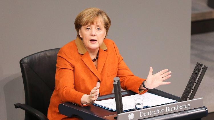 Merkel gab ihre Regierungserklärung im Sitzen ab.
