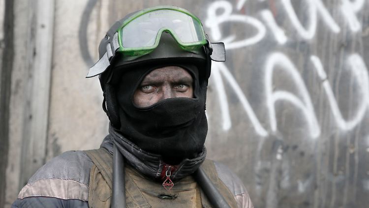 Mittlerweile schrecken beide Seiten nicht mehr vor Gewalt zurück - dieser vermummte Demonstrant steht am Rande des Maidan Wache.
