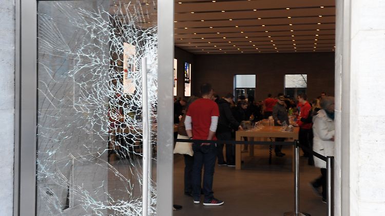 Zerbrochene Scheiben - wie hier im Berliner Apple-Store - passen in das Muster der Bande.