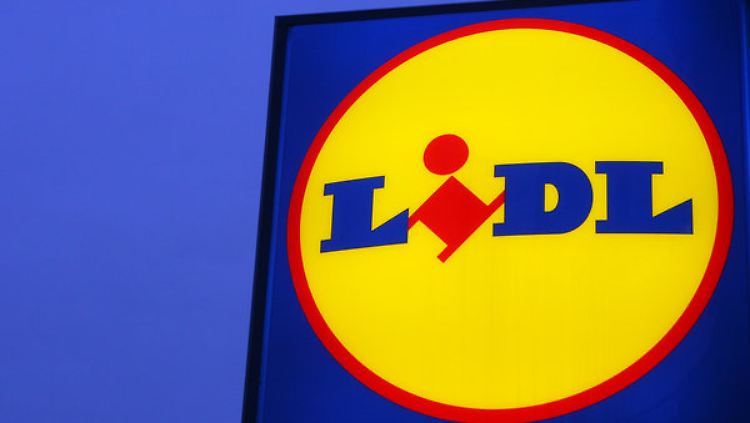 Der Discounter nimmt die braune Brause wieder ins Sortiment.