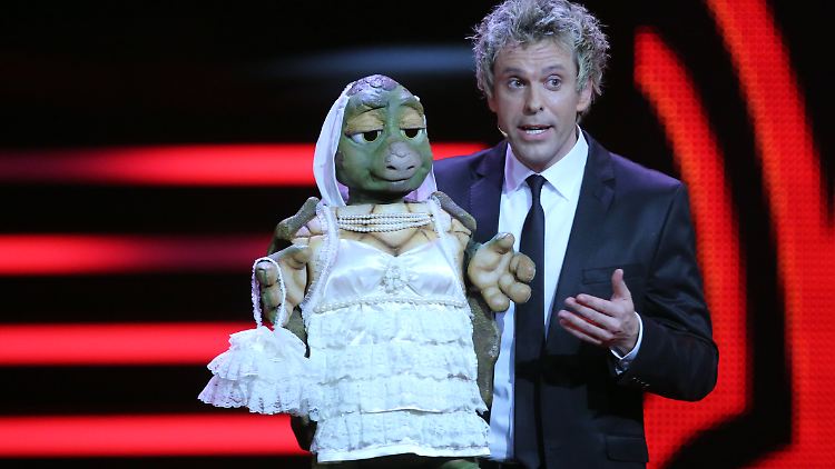 Profi-Bauchredner Sascha Grammel tritt mit verschiedenen Puppen auf. Hier ist er mit der schüchternen Schildkrötendame Josie zu sehen. Sie ist ein echter Blickfang.