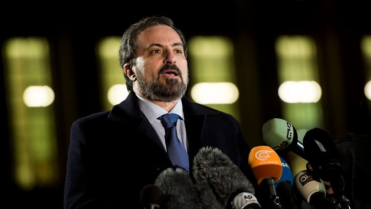 Oppositionssprecher Louay Safi unterrichtet die Presse über den Fortschritt der Verhandlungen in Genf.