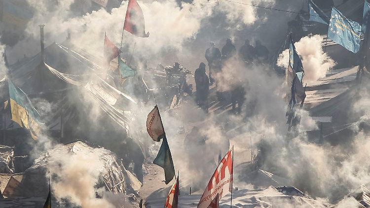 Und wieder bricht ein neuer Tag in der Hauptstadt Kiew an. Die Demonstranten setzen ihre Proteste auch bei minus 20 Grad fort.