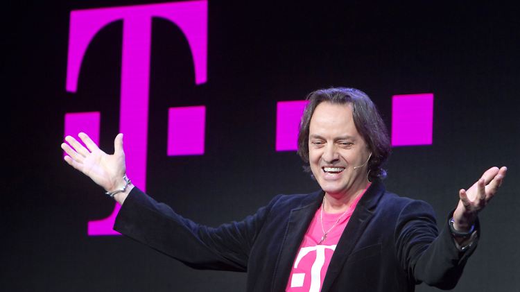Ob Anzug oder Lederjacke: Erst der Tupfer Magenta beschert John Legere den riesigen Wiedererkennungseffekt. 
