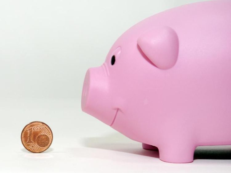 Wer sich selbst um seine Geldgeschäfte kümmert, spart sich die Kosten für die Bank-Experten.