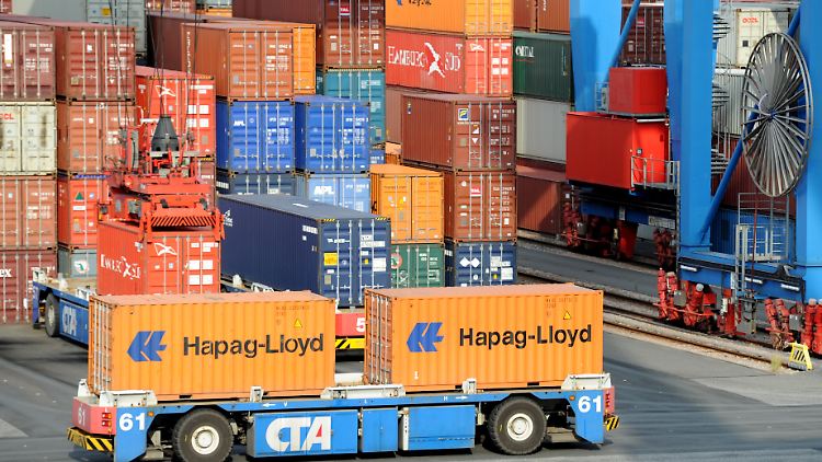 Trotz weltweiter Überkapazitäten will Hapag-Lloyd neue Schiffe und Container kaufen.