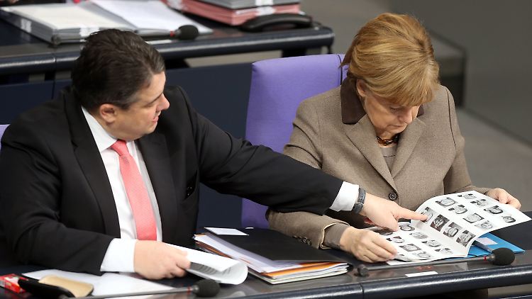 Guck' mal: Gabriel und Merkel blättern im "Kürschner", dem Handbuch, das alle Abgeordneten auflistet.