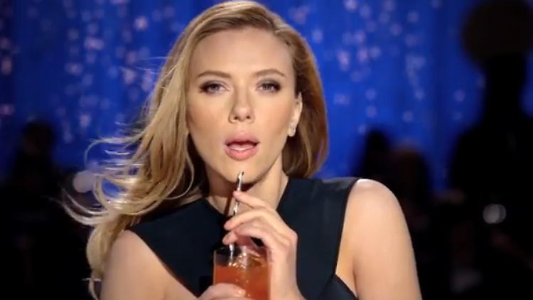 Laszives Saugen am Strohhalm: Scarlett Johansson.