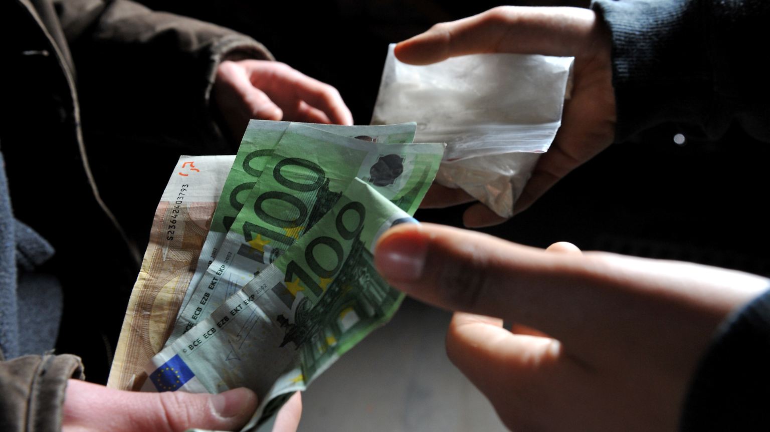 Hunderttausende Deutsche begeben sich Tag für Tag, Woche für Woche in die Illegalität. Auf der Straße, an den Ecken oder vermittelt über Bekannte auf direktem Weg beziehen sie gegen Geld illegale Drogen von Dealern, die sie mit dem Stoff versorgen, der zumeist einen weiten Weg hinter sich hat.