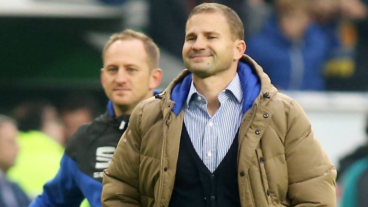 "Für schlechte Stimmung gibt es keinen Grund" :Braunschweigs Manager Marc Arnold, rechts; hier mit Trainer Torsten Lieberknecht nach dem 2:0-Sieg in Wolfsburg am 5. Oktober vergangenen Jahres.
