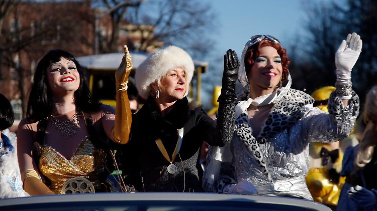 In bester Gesellschaft gibt sich Mirren bei der Feier zum goldenen Puddingtopf ganz ladylike.