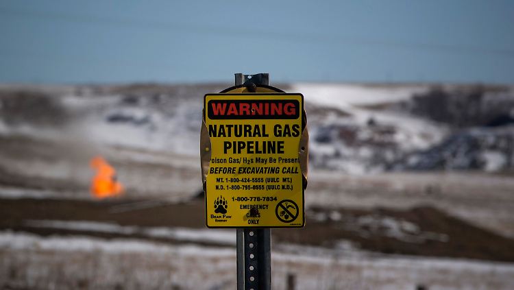 Die neuen Fördergebiete liegen fernab von Raffinerie-Zentren und Seehäfen: Die Verlegung neuer Pipelines dauert Jahre.