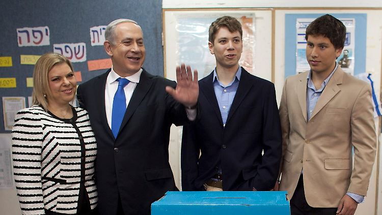 Die Netanjahus sollen eigentlich eine Vorzeigefamilie sein - doch Sohn Jair (2. v.r.) tanzt aus der Reihe und liebt eine nicht-jüdische Norwegerin.