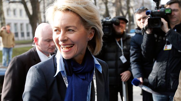Unter Männern: Verteidigungsministerin Ursula von der Leyen bei ihrer Ankunft in München.