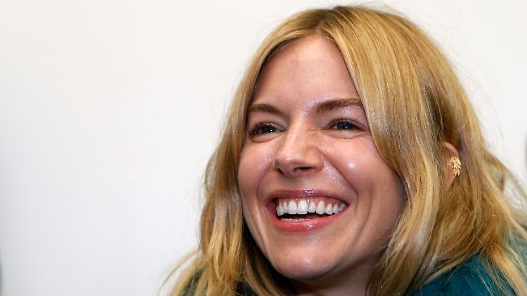 Sienna Miller ist noch immer mit ihrem damaligen Freund Jude Law befreundet.