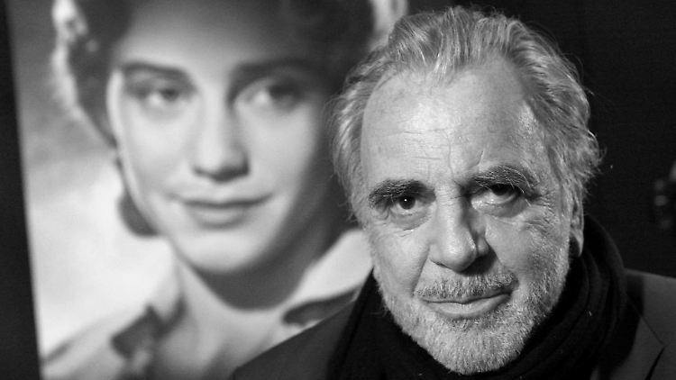 Maximilian Schell posiert 2007 vor einem Foto seiner Schwester Maria.