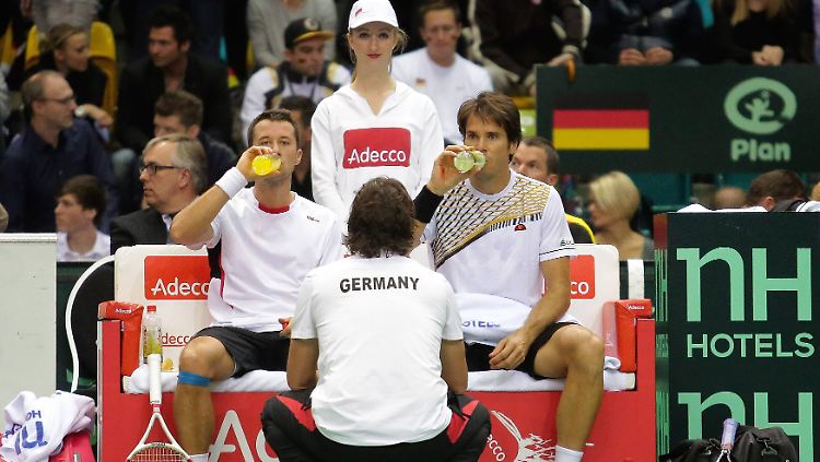 Teamchef Carsten Arriens gibt seinen Doppel-Spieler Kohlschreiber (links) und Haas Anweisungen.
