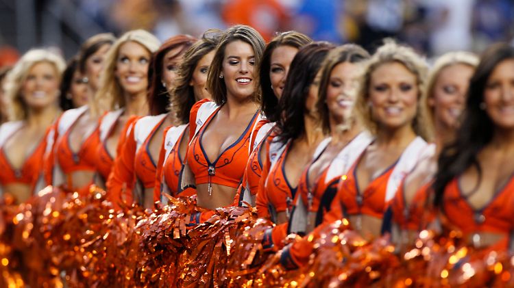Wenn der Super Bowl beginnt, sind bei weitem nicht alle Augen auf das Spielfeld gerichtet: Cheerleader der Denver Broncos (Archivbild).