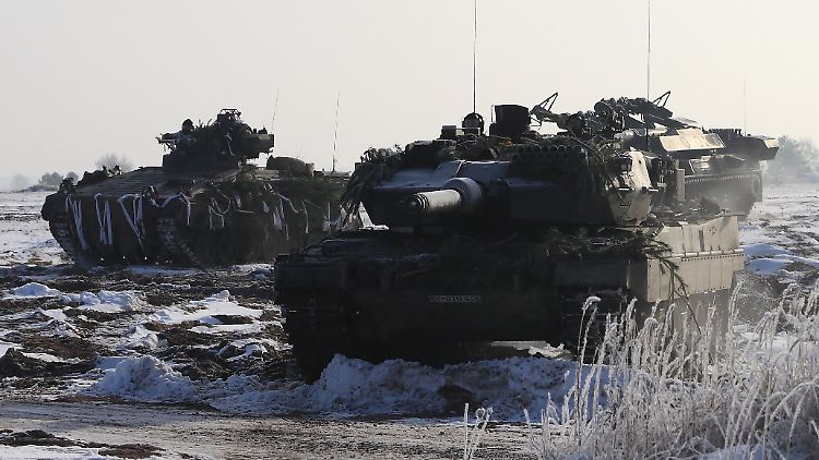 Ein "Leopard 2 A6" bei einem Manöver auf dem Truppenübungsplatz Altmark.