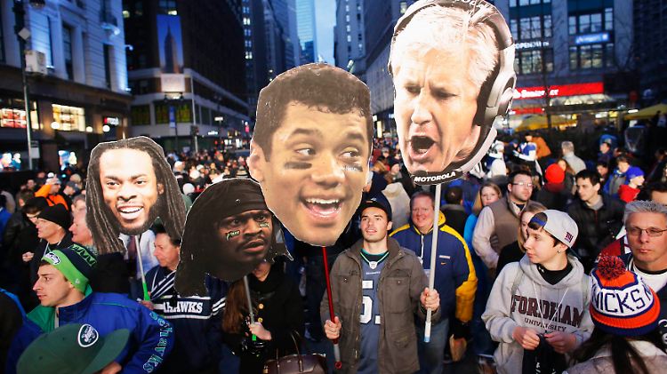 Fans der Seattle Seahawks feiern ihren Coach Pete Carroll und Quarterback Russell Wilson.