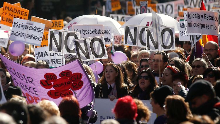 Auf den Transparenten der Demonstranten stehen Parolen wie "Mein Körper gehört mir" geschrieben.