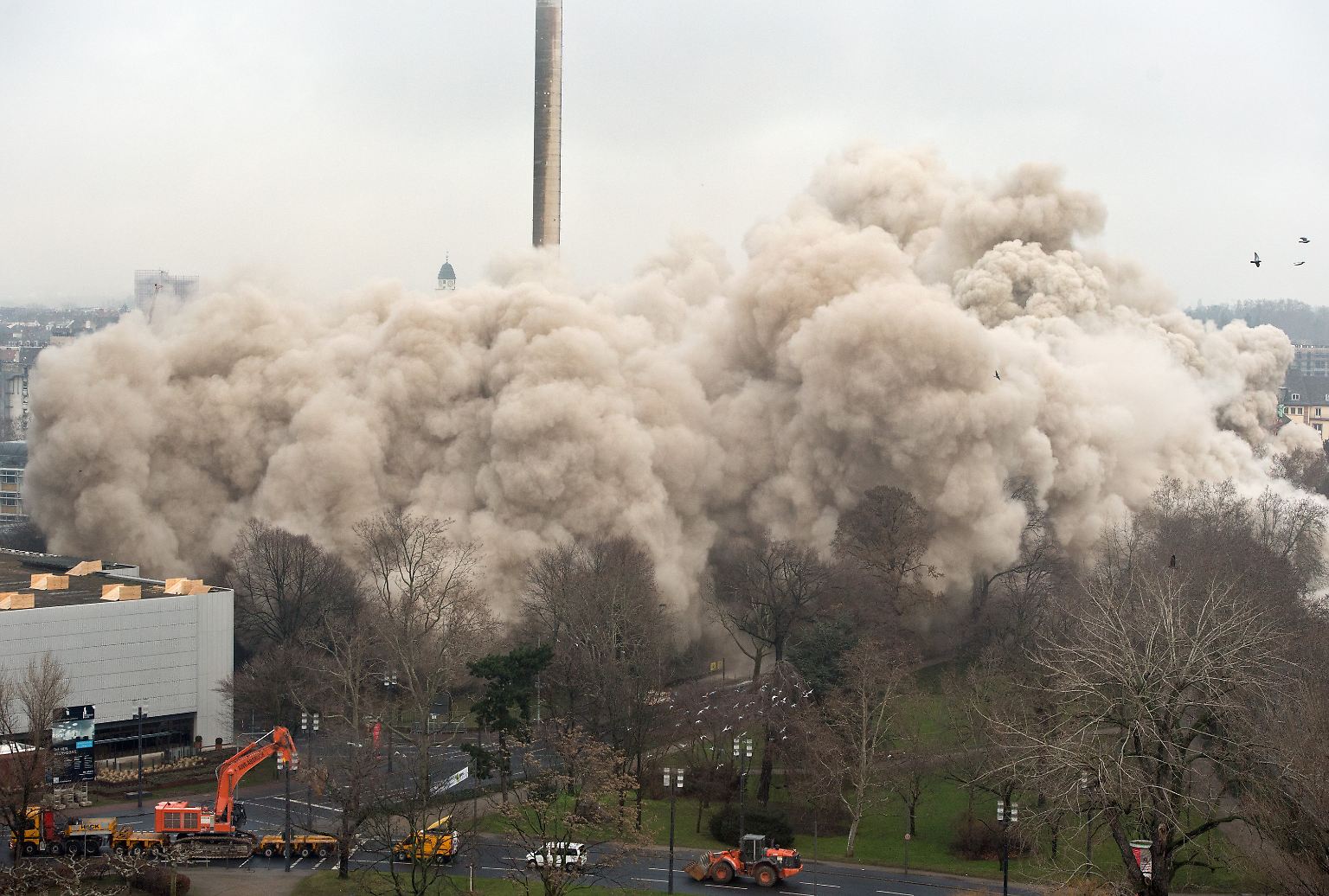 Rekord! Mit der gezielten Sprengung des AfE-Turmes wird das Hochhaus innerhalb von Sekunden dem Erdboden gleichgemacht. 