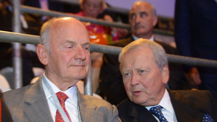 Nicht registrierte Mobiltelefone und Verschlüsselungsmethoden? Bei Veranstaltungen wie der IAA in Frankfurt sprechen Ferdinand Piech (.) und Wolfgang Porsche (r.) miteinander in aller Öffentlichkeit.