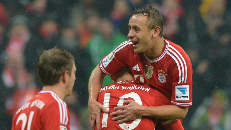 Die Leichtigkeit des Seins: Arjen Robben hebt Rafinha in die Luft.