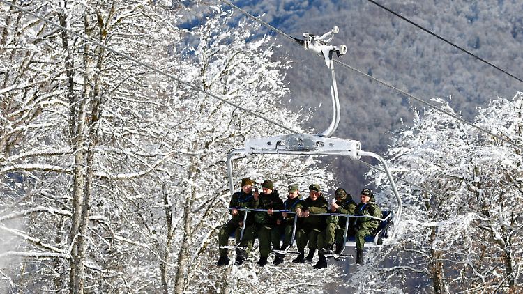 Russische Sicherheitskräfte nahe Krasnaja Poljana. Hier finden die Alpinen Wettbewerbe statt.