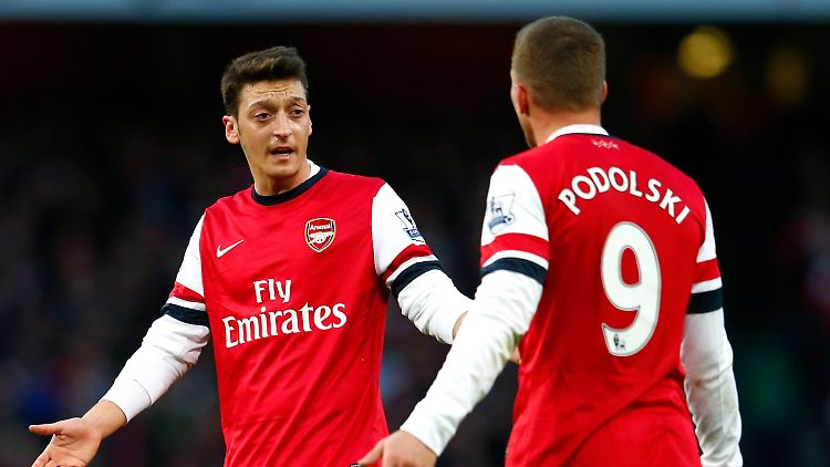 Schön war's nicht, aber Arsenal mit Mesut Özil und Lukas Podolski steht wieder an der Spitze der Premier League.