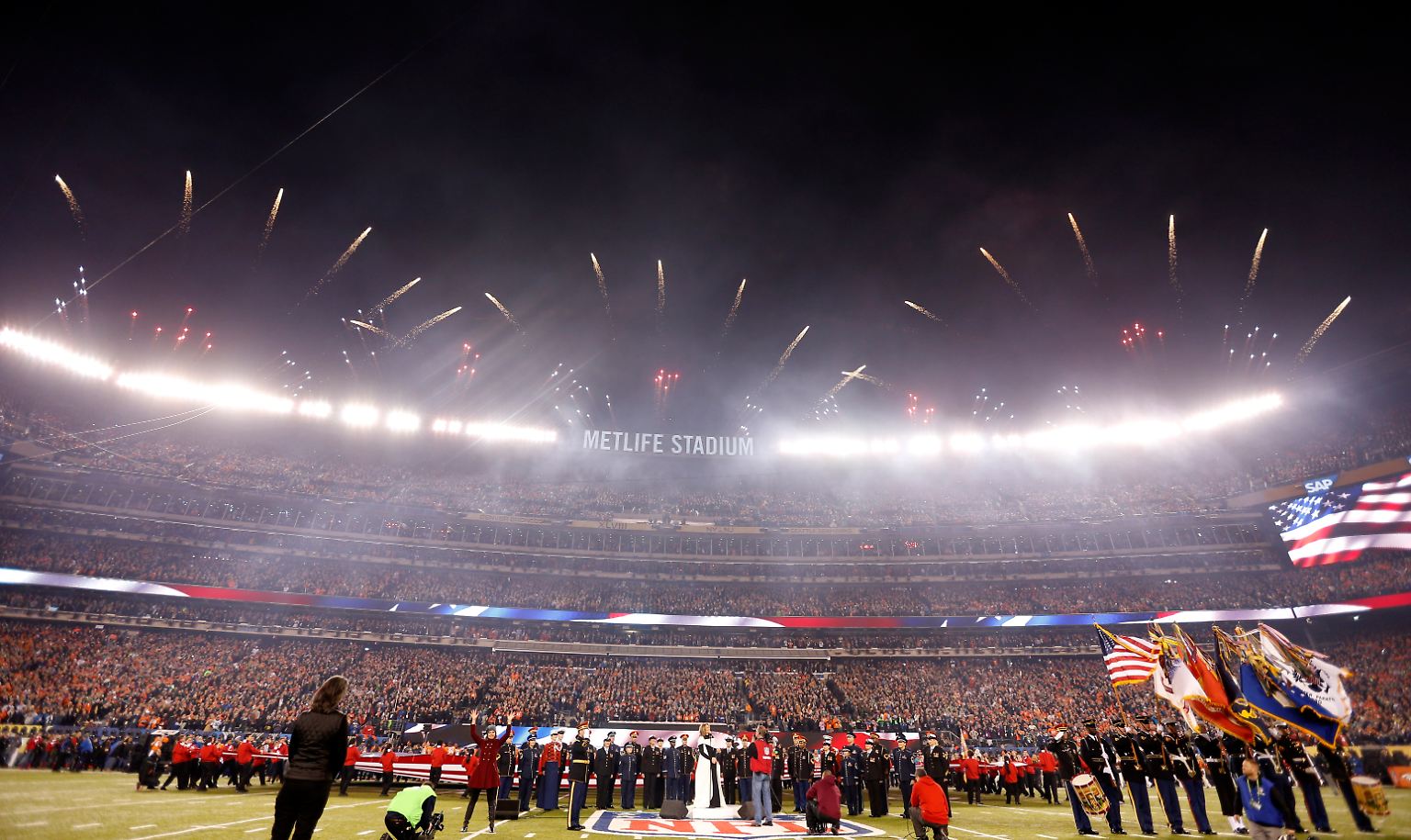 Der Super Bowl - das alljährliche Finale der National Football League (NFL) - ist weitaus mehr als nur eine Sportveranstaltung: Es ist ein gesellschaftliches Großereignis mit gewaltiger medialer Reichweite, enormer wirtschaftlicher Bedeutung und nicht zu unterschätzender emotionaler Tragweite.
