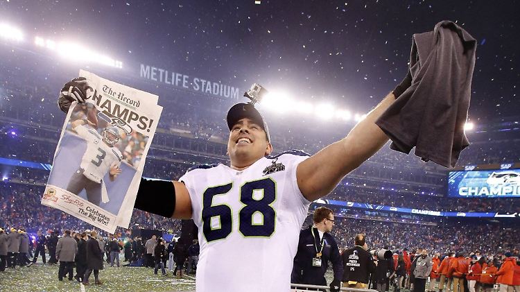 Breno Giacomini mit einer Sonderausgabe der New York Times, die schlicht titelt: "Champs!"