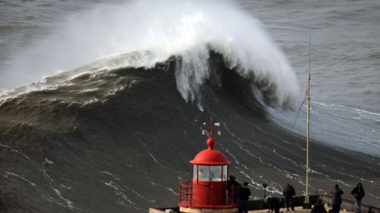 Es gibt auch Menschen, die dabei absichtlich nach einem Adrenalin-Schub suchen: Das sogenannte wave watching kann zur tödlichen Gefahr werden.