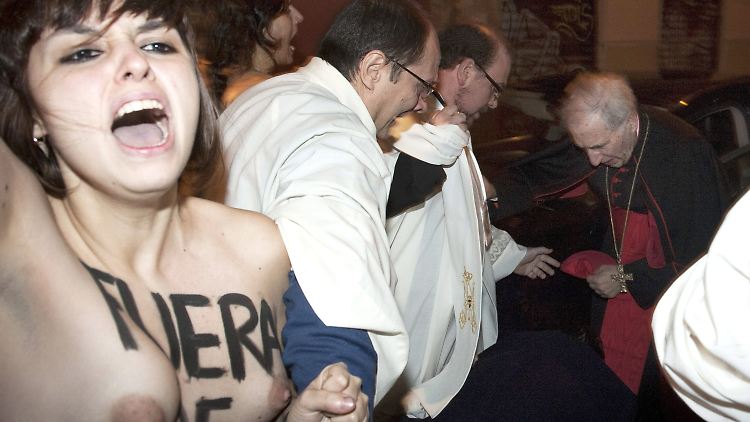 Femen-Aktivistinnen werfen rot beschmierte Slips auf Kardinal Antonio María Rouco Varela.