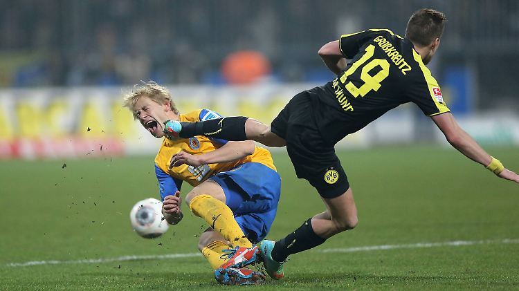 Dortmunds Kevin Großkreutz im Duell mit Jan Hochscheidt von Eintracht Braunschweig. Am Ende kämpfte sich der BVB zum Sieg.