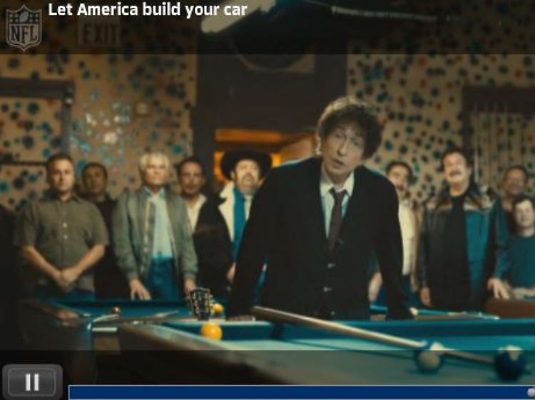 Das Auto als unverzichtbarer Teil der US-Kultur: Bob Dylan lehnt sich über den Billardtisch.