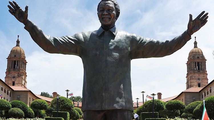 Die Bronze-Statue Nelson Mandelas steht in Pretoria.