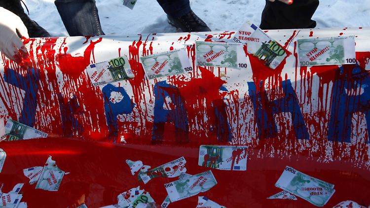 Die ukrainische Opposition wirft der Deutschen Bank vor, den Janukowitsch-Clan finanziell zu unterstützen. Vor der Filiale in Kiew zeigten sie dieses Banner mit "Blutgeld".