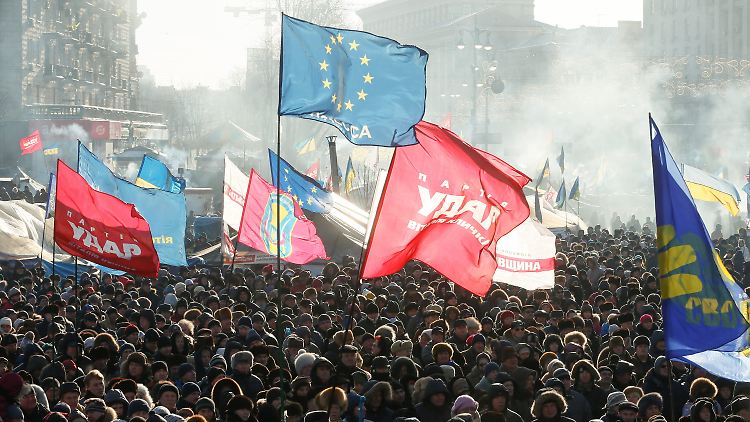 EU-Flaggen auf dem Maidan - aus ihrer westlichen Orientierung machen viele Demonstranten keinen Hehl.
