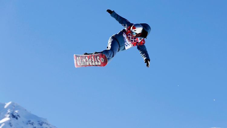 "Ich glaube die Zuschauer werden eine riesengroße Show erleben": Der deutsche Freestyler Benedikt Mayr ist beeindruckt vom Slopestyle-Parcours in Sotschi, den sich Skifahrer und Snowboarder teilen.