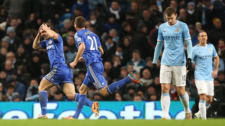 Chelseas Torschütze Branislav Ivanovic dreht feiernd ab, die Manchester-Spieler schauen nach dem 0:1 eher reserviert.